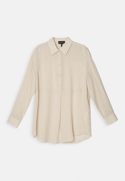 Camicia beige a maniche lunghe realizzata in tessuto leggero, con chiusura a bottoni e colletto dritto. Include pieghe sottili in vita.