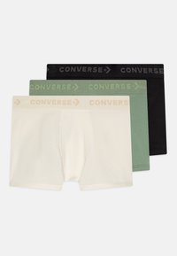Tri parova muških bokserica: bež, zelena i crna; svaka s kontrastnim elastičnim pojasom s ''CONVERSE'' brendiranjem.