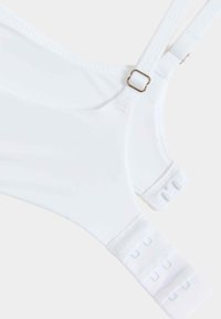 Weißer BH mit verstellbaren Trägern und Haken- und Ösenverschluss. Glattes Material mit minimalen Nahtdetails.