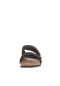 Zwarte sandalen met twee verstelbare banden, kurken voetbed en rubberen loopzool. Plat ontwerp en open teen voor ademend vermogen en comfort.