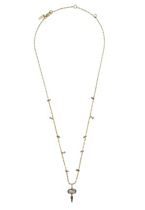 Collier chaîne en or délicat avec de petites perles rondes en or espacées uniformément et un petit pendentif avec une pierre précieuse claire et un charme noir pointu.