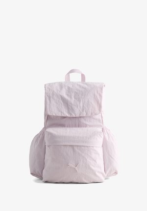 Sac à dos Puma rose clair avec une poche zippée à l'avant, des poches latérales, une poignée supérieure et une fermeture à rabat sur le compartiment principal.