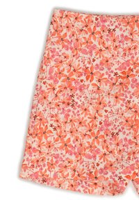 Bermuda stampato floreale in tessuto leggero, con fiori rosa e arancioni su uno sfondo crema, dal taglio dritto e con orlo finito.