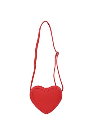 Sac bandoulière en cuir rouge en forme de cœur avec une sangle ajustable et une finition texturée.