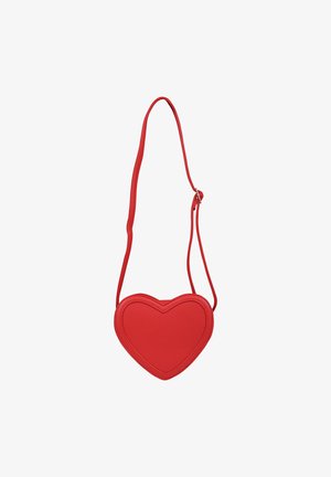 Sac bandoulière en cuir rouge en forme de cœur avec une sangle ajustable et une finition texturée.