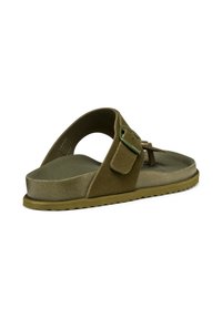 Sandal in suede verde con cinturino regolabile, punta arrotondata, suola stratificata e suola testurizzata per migliorare la presa. Design semplice e aperto.