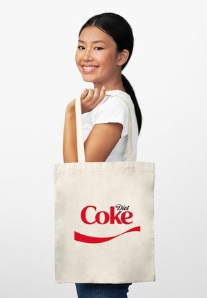 Torba na zakupy z płótna w kolorze off-white z czerwonym logo "Diet Coke" z falistym podkreśleniem. Długie, mocne uchwyty ułatwiają przenoszenie.