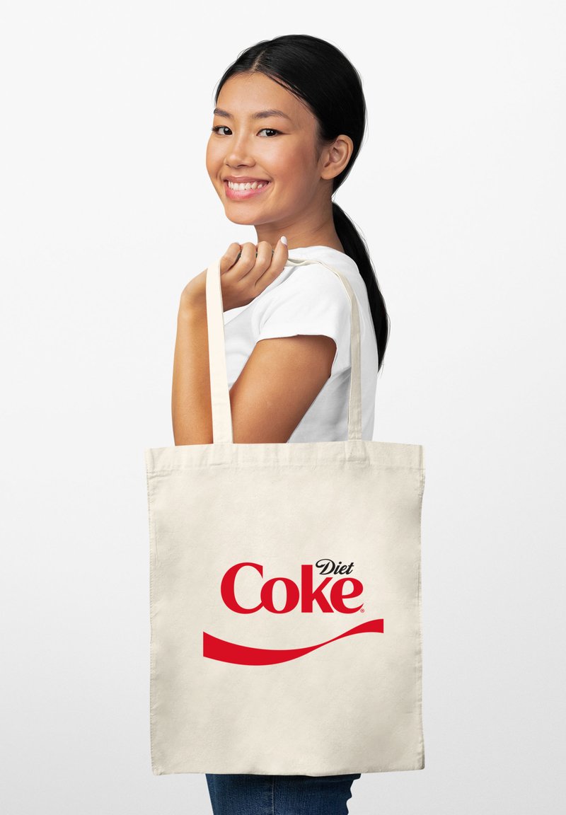 Torba na zakupy z płótna w kolorze off-white z czerwonym logo "Diet Coke" z falistym podkreśleniem. Długie, mocne uchwyty ułatwiają przenoszenie.