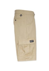 Khaki cargo shorts med en sidelomme med klap og en baglomme. Der er et stofmærke på lommen. Materialet ser ud til at være bomuld eller en bomuldsblanding.
