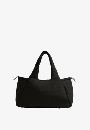 Fekete táska pufi textúrával, két rövid fogantyúval és oldalzsebbel, amelyet húzózsinór rögzít. Egyszerű, szögletes forma.