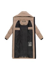 Manteau matelassé beige avec une capuche, fermeture éclair à l'avant et doublure noire. Dispose de poches intérieures et d'une marque affichée en bas.