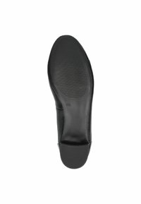 Suola di scarpa in pelle nera con una superficie liscia e scanalature orizzontali per la presa. Presenta una punta arrotondata e un tacco basso e affusolato.