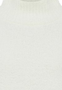 Weißer, gerippter Rollkragenpullover aus weichem, strukturiertem Stoff, mit hohem Kragen und einem schlichten, minimalistischen Design.