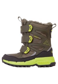 Stivale invernale impermeabile marrone con tre cinturini regolabili, fodera in pelliccia, accenti in verde neon, parte superiore testurizzata e suola nera robusta.