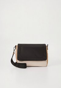 Rektangulær skulderveske med svart stoffklaff, beige kropp og svart stropp. Glatte teksturer med et elegant design.