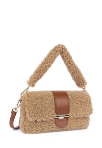 Sac en fausse fourrure marron avec une forme structurée, une anse en cuir marron et des accents, ainsi que des détails de fermoir en ton doré.