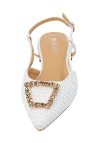 Chaussure à talon ouverte tissée blanche avec un bout pointu et une boucle en strass carrée décorative dorée. Doublure intérieure lisse couleur beige.