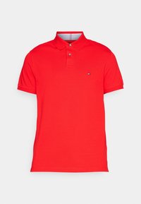 T-shirt polo rouge en coton, avec un col classique, une patte de boutonnage à deux boutons et un petit logo de marque sur la poitrine gauche.