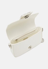 Weiße synthetische Handtasche mit Druckverschluss, glatter Textur und Innenfach. Verfügt über einen silbernen Kettenriemen und eine Reißverschlusstasche.