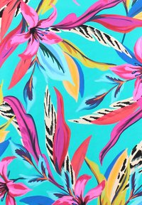 Květinová tkanina s živými růžovými, modrými a žlutými květinami a zelenými listy na tyrkysovém pozadí; odvážný styl štětcových tahů.