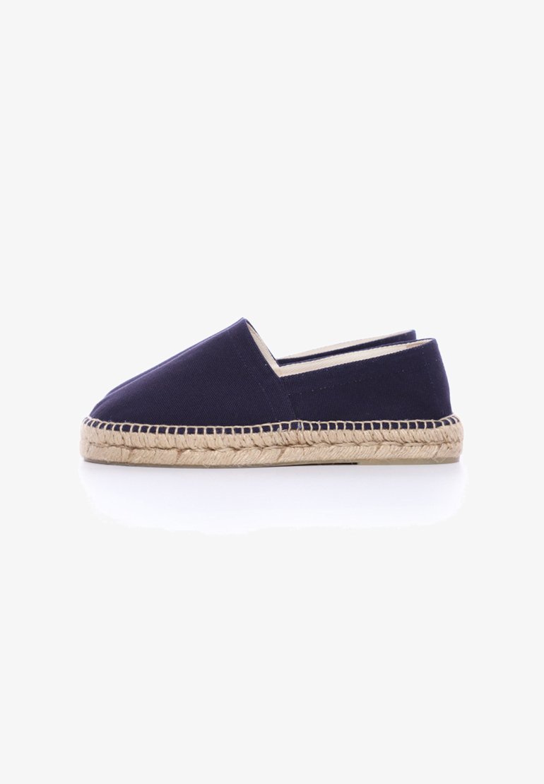Espadrille en toile navy avec une semelle en corde de jute, présentant un bout arrondi et un design minimaliste. Aucune motif ou accent visible.