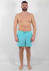 Costumi da bagno da uomo turchesi con vita regolabile tramite cordino, caratterizzati da una superficie liscia e senza motivi o dettagli aggiuntivi.