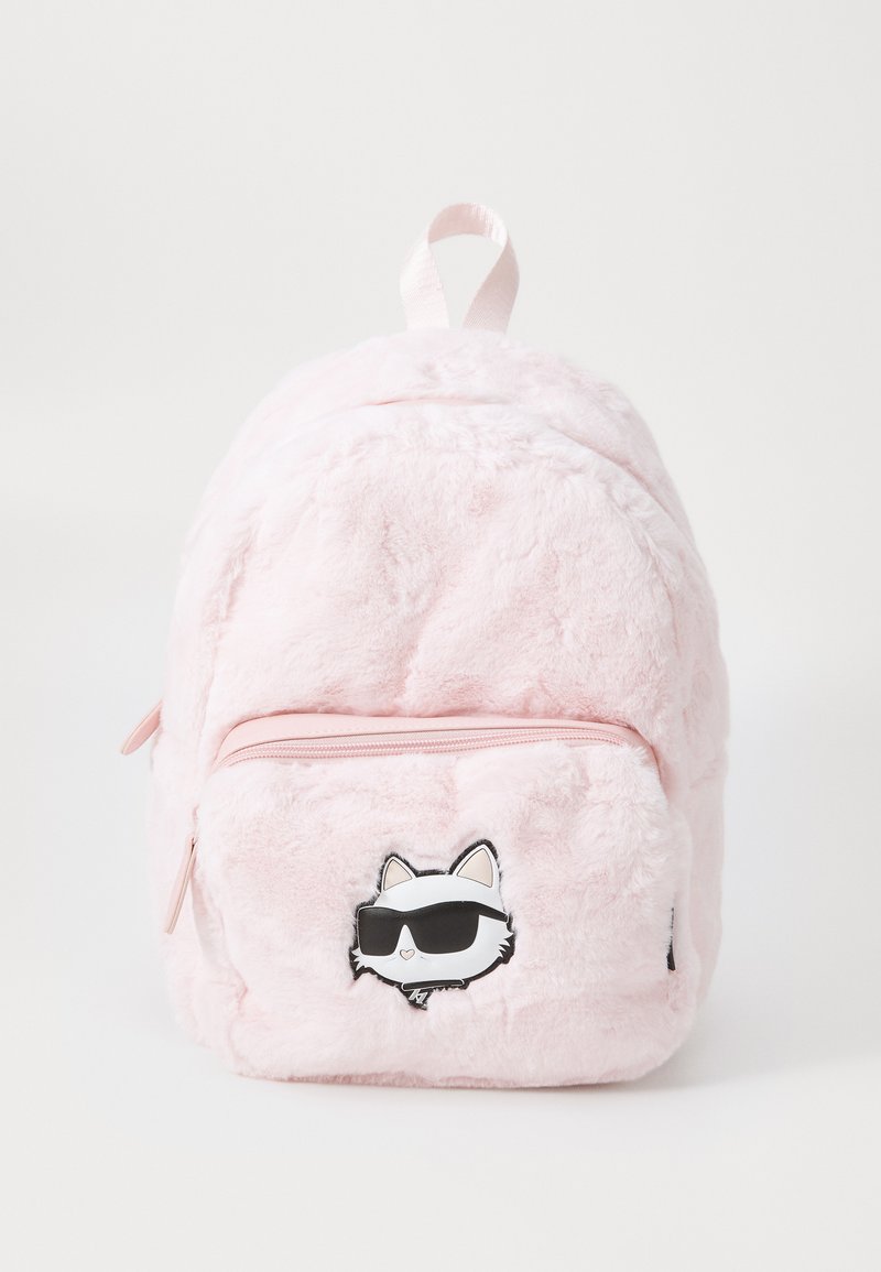 Mochila felpuda rosa com um bolso com fecho à frente, uma gráfica de um gato preto e branco a usar óculos de sol e uma pega superior.