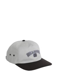 Grijze stoffen pet met een zwarte rand, voorzien van donkerblauwe geborduurde "BILLABONG" tekst aan de voorkant en zwarte ventilatie-oogjes.
