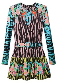 Robe à manches longues avec un motif zèbre rose et noir, des accents floraux bleu vif, et une jupe évasée jaune avec une ceinture assortie.