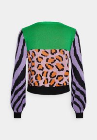 Pull en tricot avec une section supérieure verte, un corps rose à imprimé léopard, et des manches à rayures zébrées violettes avec des poignets noirs.