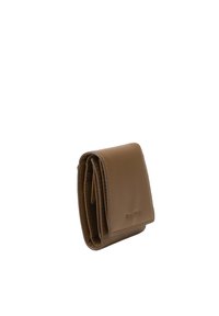 Portafoglio in pelle marrone con una texture liscia, design a tre pieghe e un dettaglio del logo discreto. Dimensioni compatte, con molteplici slot per carte e scomparti.