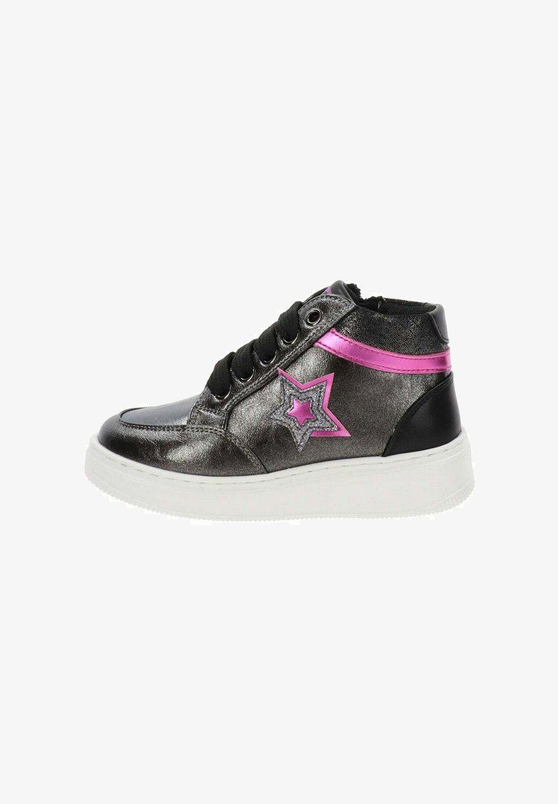 Sneaker alta nera e argento con design a stella rosa, finitura metallica, lacci neri e suola in gomma bianca.