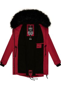 Raudona parka striukė su juodu dirbtiniu kailiu ant gaubto, švelniu vidiniu pamušalu, išoriniais užtrauktuko kišenėmis ir reguliuojamais raišteliais ties apačia.