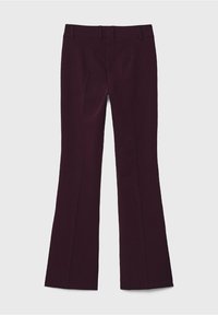 Bordowe spodnie dzwony z płaskim przodem, dwoma przednimi zakładkami i paskiem z szlufkami. Wykonane z tkaniny w85ieranej o gładkiej strukturze.