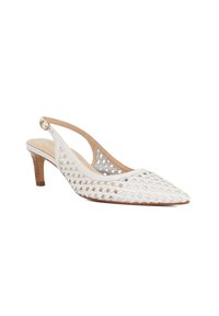 Witte slingback hak met een geweven uitsnijd ontwerp, spitse neus en een gematigde blokhak. Heeft een gespsluiting bij de enkel.