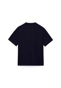 Μαύρο βαμβακερό μπλουζάκι με κοντά μανίκια, στρογγυλή λαιμόκοψη και άνετη εφαρμογή. Η πίσω πλευρά είναι χωρίς σχέδια ή μοτίβα.