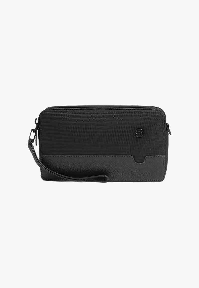 Portafoglio nero con tessuto strutturato e dettagli in pelle liscia, chiusura con zip e cinturino da polso, con un piccolo logo sulla parte anteriore.