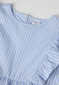 Lichtblauwe katoenen jurk met witte strepen, met een gerimpelde zoom aan de rechterkant en een ronde halslijn. Merktag zichtbaar aan de achterkant.