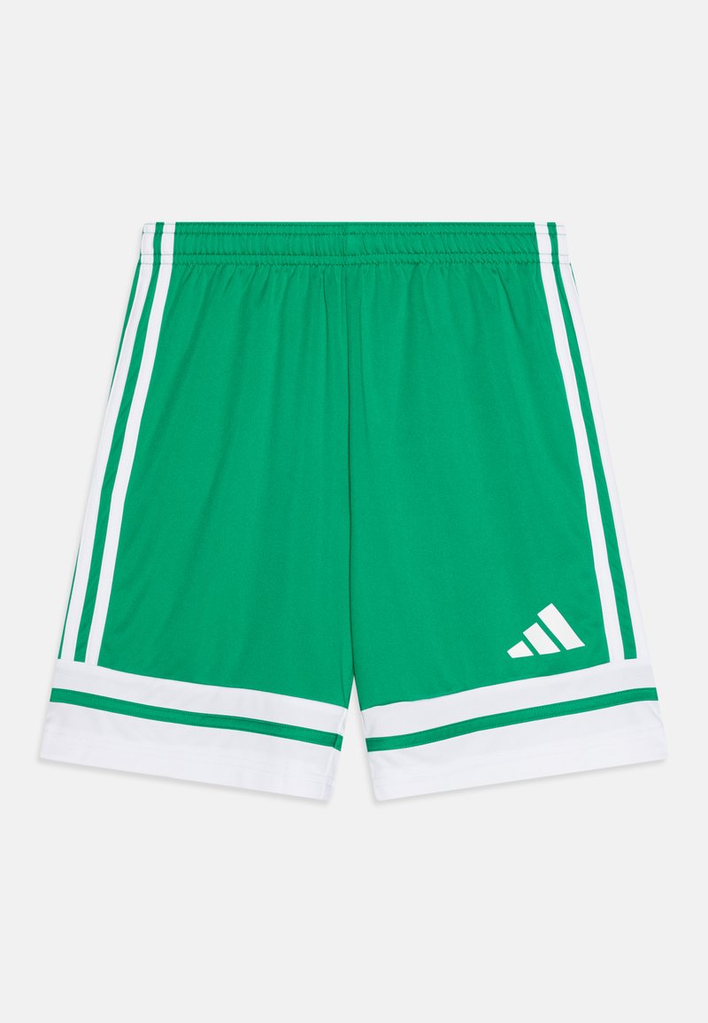 Shorts de sport verts avec des accents blancs. Dotés d'une taille élastique, de doubles bandes blanches verticales et d'un petit logo dans un coin.
