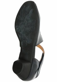 Sandalo in pelle nera con suola testurizzata decorata da motivi floreali e tacco basso. Design aperto con cinturino alla caviglia regolabile.