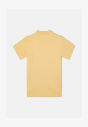Polo de manga corta en suave y liso tejido amarillo. Presenta un cuello clásico y un ajuste entallado sin marcas ni patrones visibles.