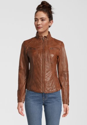 Braune Lederjacke mit gestepptem Muster, Reißverschlusstaschen und Stehkragen. Figuré Design, lange Ärmel und glatte Textur.