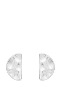 Un paio di orecchini a perno semi-circolari in argento, con superficie metallica martellata e finitura lucida, su sfondo bianco.