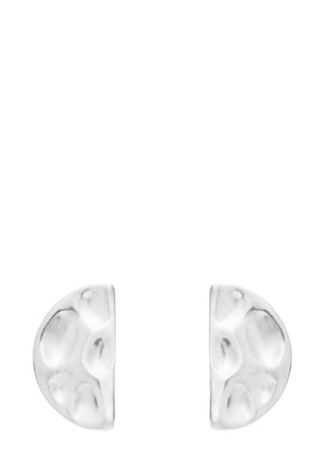 Un paio di orecchini a perno semi-circolari in argento, con superficie metallica martellata e finitura lucida, su sfondo bianco.