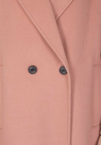 Cappotto doppiopetto in lana rosa tenue, con due bottoni scuri e colletto con risvolto, dalla texture liscia e dettagli di cuciture pulite.