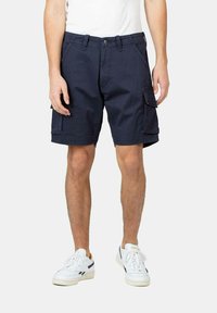 Bermudas de carga de color azul marino, hechas de una tela duradera, con múltiples bolsillos laterales, cierre de botón y corte recto por encima de las rodillas.