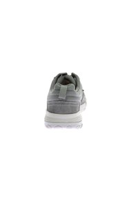 Zapatilla deportiva gris con parte superior de tela texturizada, cuello acolchado y suela de goma; cuenta con una lengüeta en el talón para facilitar el calzado.