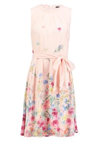 Ärmelloses Kleid mit floralem Druck in zartem Rosa. Mit Falten am Halsausschnitt und einem gebundenen Gürtel. Das Material wirkt leicht und fließend.