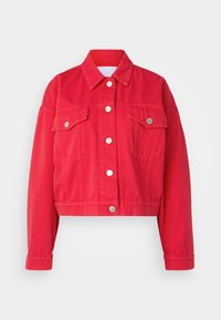 Rød cropped denimjakke med krage, lange ermer og to frontlommer. Har sølvknapper og en glatt tekstur.
