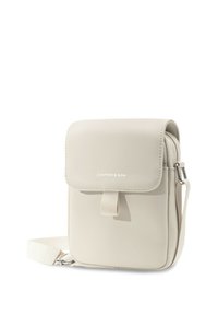 Borsa a tracolla beige con finitura liscia e strutturata, pattina pieghevole, logo frontale, tracolla regolabile e dettagli di cuciture sottili.